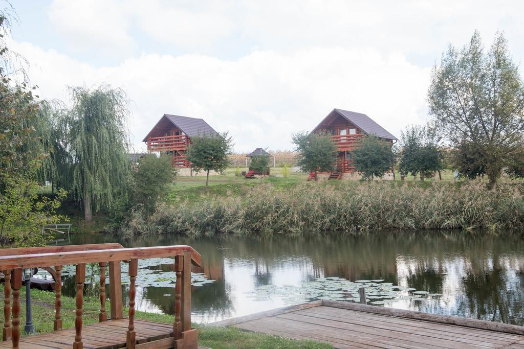 Hotel Popas Todiresti - La Iazul Cu 5 Casute Suceava Exterior foto